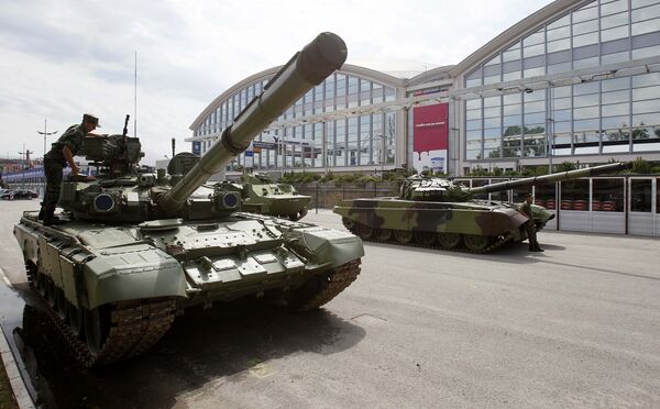 A Serbian army soldier inspects an M-84 battle tank during a defense fair, in Belgrade, Serbia, Tuesday, June 28, 2011 - Sputnik International