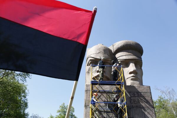 Ultra-right activists attempt to destroy Soviet era monuments to Soviet state security agents in Kiev, Ukraine, Thursday, April 28, 2016 Ultra-right activists attempt to destroy Soviet era monuments to Soviet state security agents in Kiev, Ukraine, Thursday, April 28, 2016 - Sputnik International