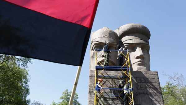 Ultra-right activists attempt to destroy Soviet era monuments to Soviet state security agents in Kiev, Ukraine, Thursday, April 28, 2016 - Sputnik International