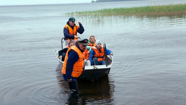 Emergency services bring children to shore after the Karelia boat disaster - Sputnik International