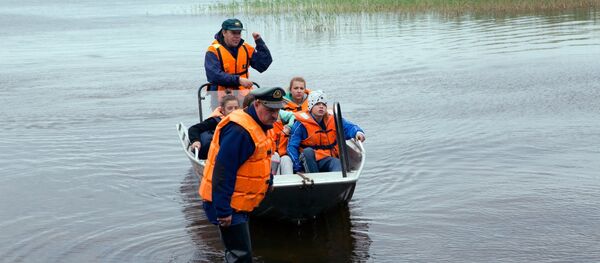 Emergency services bring children to shore after the Karelia boat disaster - Sputnik International