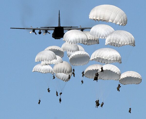Polish troops land with parachutes at the military compound near Torun, central Poland, on June 7, 2016, as part of the NATO Anaconda-16 military exercise - Sputnik International