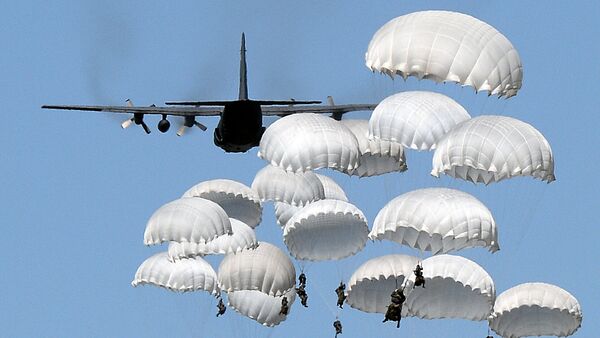Polish troops land with parachutes at the military compound near Torun, central Poland, on June 7, 2016, as part of the NATO Anaconda-16 military exercise - Sputnik International