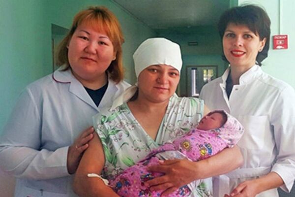 The woman (C) who gave birth to a baby girl in taiga The woman (C) who gave birth to a baby girl in taiga - Sputnik International