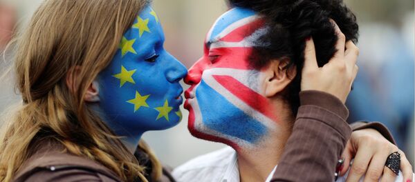 Two activists with the EU flag and Union Jack painted on their faces kiss each other in front of Brandenburg Gate to protest against the British exit from the European Union, in Berlin, Germany, June 19, 2016. Two activists with the EU flag and Union Jack painted on their faces kiss each other in front of Brandenburg Gate to protest against the British exit from the European Union, in Berlin, Germany, June 19, 2016. - Sputnik International