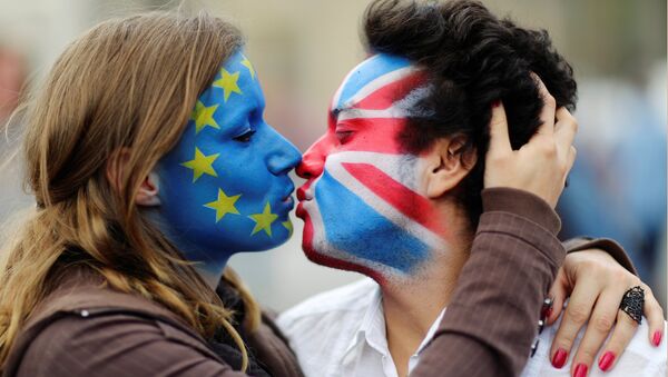 Two activists with the EU flag and Union Jack painted on their faces kiss each other in front of Brandenburg Gate to protest against the British exit from the European Union, in Berlin, Germany, June 19, 2016. - Sputnik International