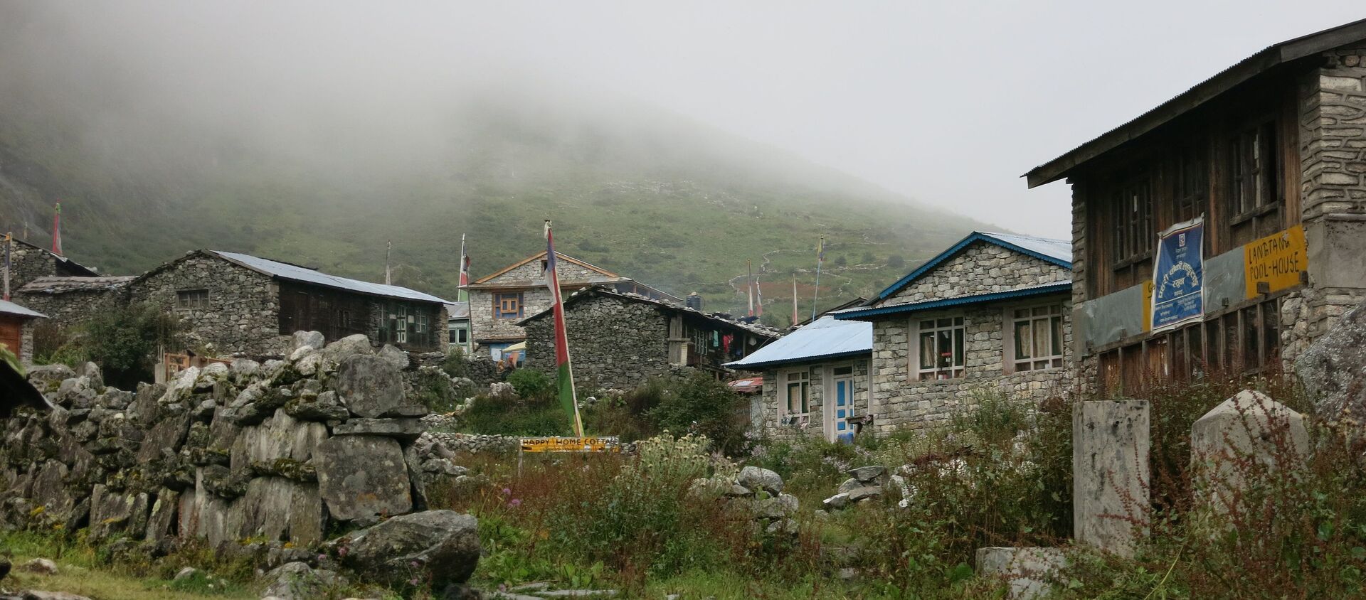This photo taken on September 11, 2014 shows a general view of the village of Langtang, in the remote Nepalese district of Rasuwa bordering China's Tibet - Sputnik International, 1920, 14.04.2021