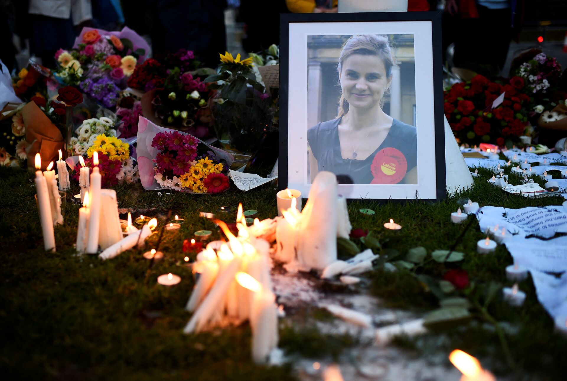 Mourners leave candles in memory of murdered Labour Party MP Jo Cox, who was shot dead in Birstall, during a vigil at Parliament Square in London, Britain June 17, 2016 - Sputnik International, 1920, 21.10.2021