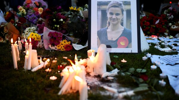 Mourners leave candles in memory of murdered Labour Party MP Jo Cox, who was shot dead in Birstall, during a vigil at Parliament Square in London, Britain June 17, 2016 - Sputnik International