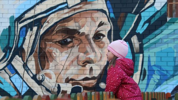 A graffiti portrait of cosmonaut Yuri Gagarin on Cosmonauts Alley in Moscow - Sputnik International