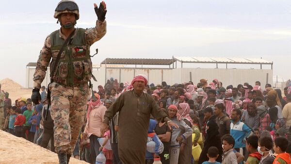 A Jordanian soldier stands guard as Syrian refugees (file) - Sputnik International