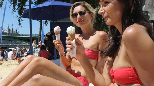 Women eat ice creams - Sputnik International