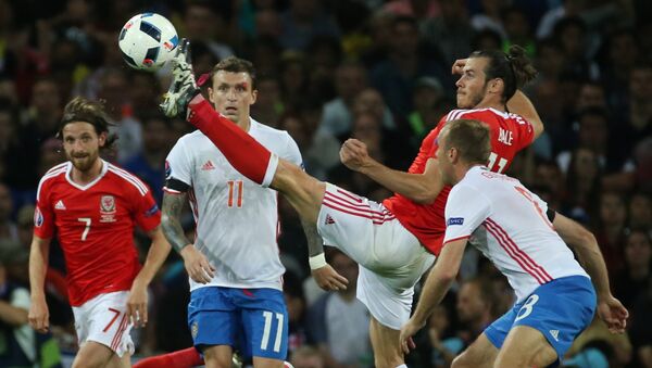 From left: Wales' Joe Allen, Russia's Pavel Mamayev, Wales' Gareth Bale, and Russia's Denis Glushakov during the UEFA Euro 2016 group stage match between the Russian and Welsh national team - Sputnik International