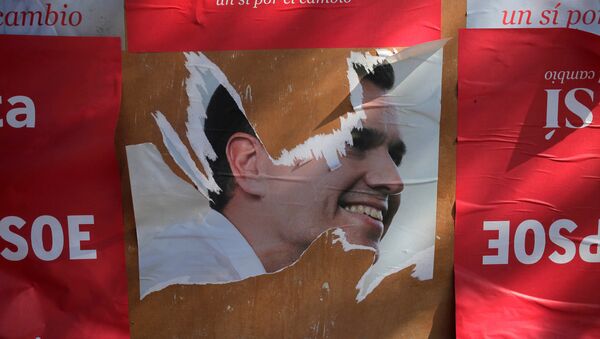 A ripped poster of Spain's Socialist Party (PSOE) leader Pedro Sanchez is seen on a wall in Benalmadena, southern Spain, June 15, 2016. - Sputnik International