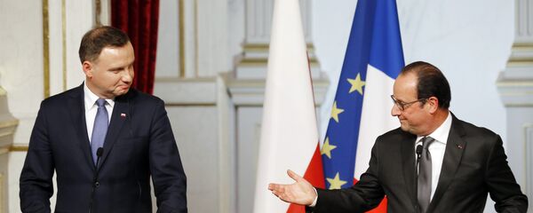 French President Francois Hollande, right, gestures towards Polish President Andrzej Duda (file) French President Francois Hollande, right, gestures towards Polish President Andrzej Duda (file) - Sputnik International