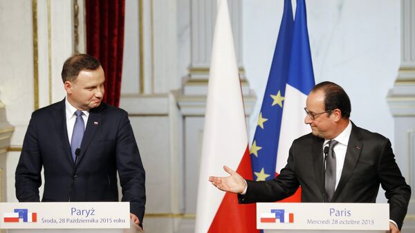 French President Francois Hollande, right, gestures towards Polish President Andrzej Duda (file) - Sputnik International