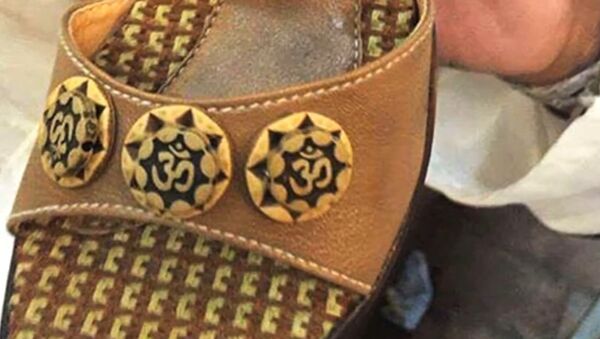 'Om' inscribed sandals spark outrage in Pakistan - Sputnik International