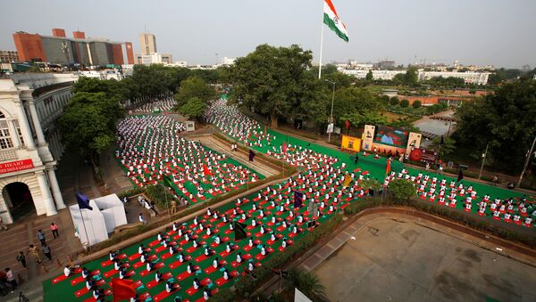 Participants perform yoga during World Yoga Day in New Delhi, India - Sputnik International