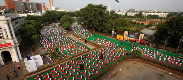 Participants perform yoga during World Yoga Day in New Delhi, India Participants perform yoga during World Yoga Day in New Delhi, India - Sputnik International