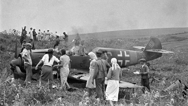 Soviet farmers examining a destroyed Nazi plane. - Sputnik International