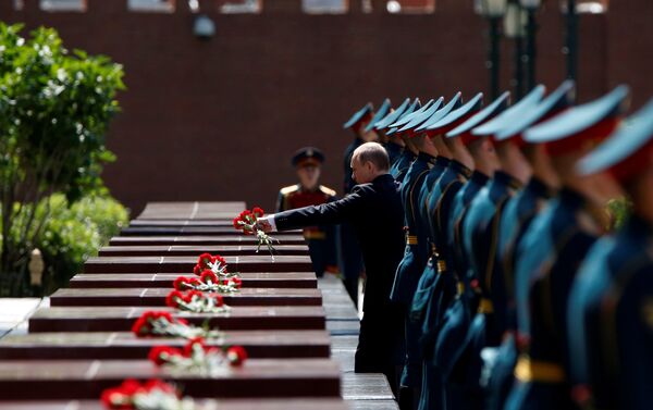 Russian President Vladimir Putin attends a wreath-laying ceremony marking the 75th anniversary of the Nazi German invasion, by the Kremlin walls in Moscow, Russia, June 22, 2016 - Sputnik International