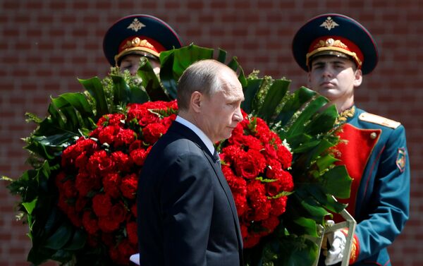 Russian President Vladimir Putin attends a wreath-laying ceremony marking the 75th anniversary of the Nazi German invasion, by the Kremlin walls in Moscow, Russia, June 22, 2016. - Sputnik International