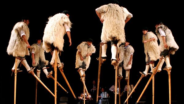 French stilt dancers. Doing the 'Hokey Pokey'? - Sputnik International