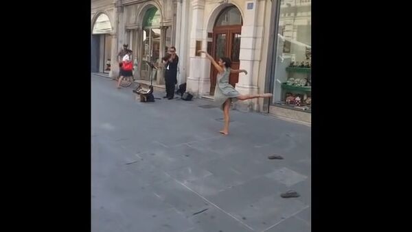 Palestinian tourist dancing in Italy - Sputnik International