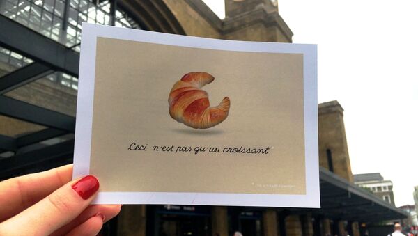 'Operation Croissant' Parisians Hand Out Postcards from Paris Ahead of UK Referendum - Sputnik International