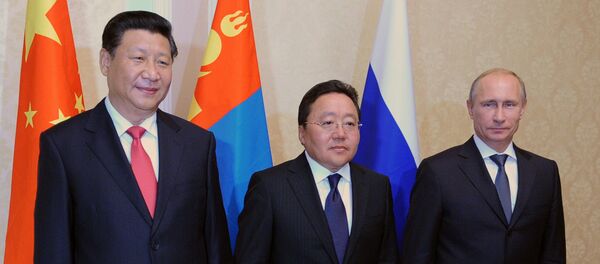 From right, Russian President Vladimir Putin, Mongolian President Tsakhiagiin Elbegdorj and Chinese President Xi Jinping. (File) - Sputnik International