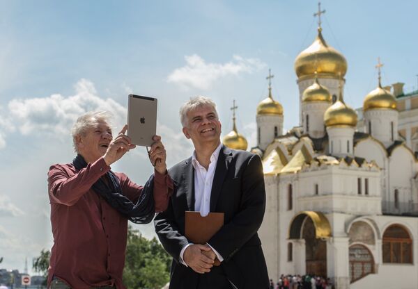 British actor Ian McKellen, left, and Director of the British Council in Russia Michael Bird on the Moscow Kremlin's Cathedral Square. - Sputnik International
