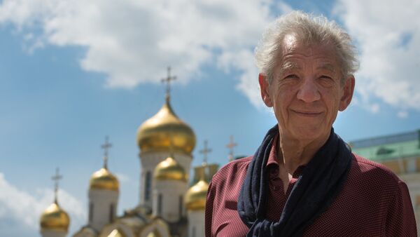 British actor Ian McKellen on the Kremlin's Cathedral Square in Moscow. - Sputnik International