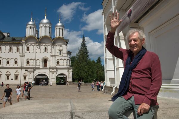 British actor Ian McKellen on the Kremlin's Cathedral Square in Moscow. - Sputnik International