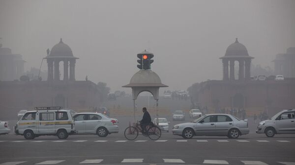 Vehicles move past the Presidential Palace as smog engulfs the evening in New Delhi, India. - Sputnik International