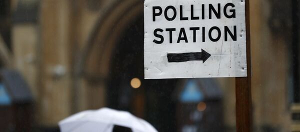A man carries an umbrella past a polling station for the Referendum on the European Union in central London, Britain, June 23, 2016. - Sputnik International
