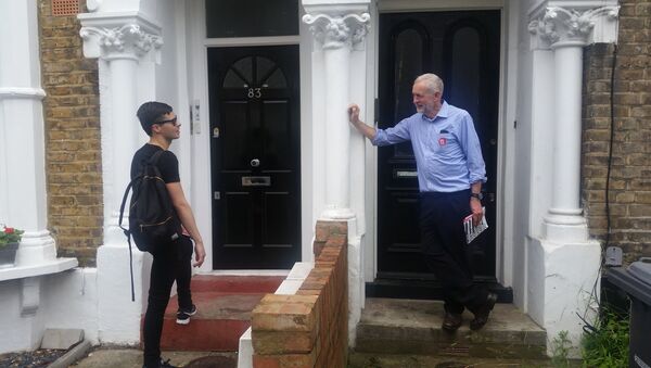 Who's There? Labour Leader Corbyn 'Knocking on Doors' Promoting Bremain - Sputnik International
