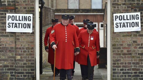 Chelsea Pensioners leave after voting in the EU referendum, at a polling station in Chelsea in London, Britain June 23, 2016. - Sputnik International