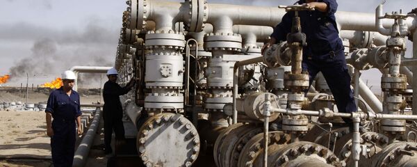 Iraqi workers are seen at the Rumaila oil refinery, near the city of Basra, 550 kilometers (340 miles) southeast of Baghdad, Iraq - Sputnik International