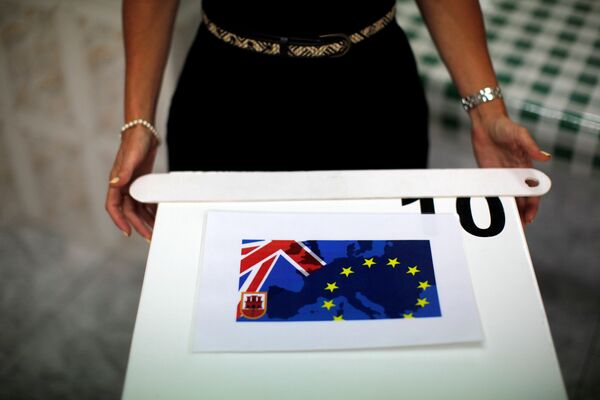 A member of a polling station stands next to a polling box as she waits for citizens during the EU referendum in the British overseas territory of Gibraltar, historically claimed by Spain, June 23, 2016. - Sputnik International