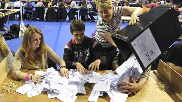 Workers begin counting ballots after polling stations closed in the Referendum on the European Union in Glasgow, Scotland, Britain, June 23, 2016. - Sputnik International