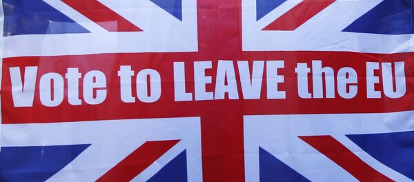 A Vote Leave supporter holds up a Union flag outside Downing Street after Britain voted to leave on the European Union in London, Britain, June 24, 2016 - Sputnik International