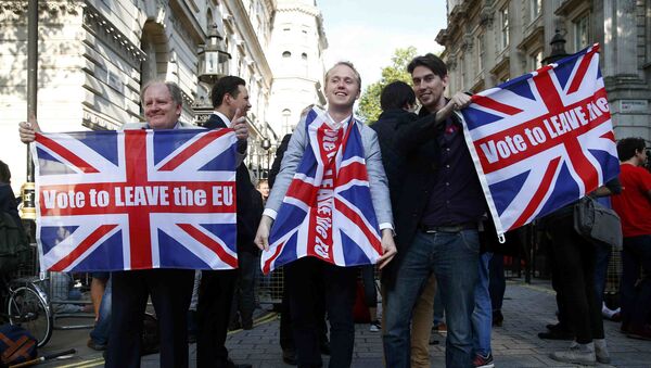 Vote leave supporters wave Union flags, following the result of the EU referendum, outside Downing Street in London, Britain June 24, 2016. - Sputnik International