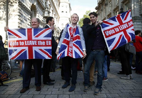 Vote leave supporters wave Union flags, following the result of the EU referendum, outside Downing Street in London, Britain June 24, 2016. - Sputnik International