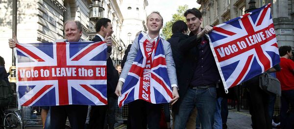 Vote leave supporters wave Union flags, following the result of the EU referendum, outside Downing Street in London, Britain June 24, 2016. Vote leave supporters wave Union flags, following the result of the EU referendum, outside Downing Street in London, Britain June 24, 2016. - Sputnik International