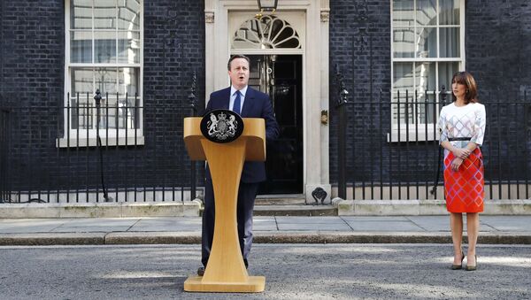 Britain's Prime Minister David Cameron speaks after Britain voted to leave the European Union, outside Number 10 Downing Street as his wife Samantha looks on in London, Britain June 24, 2016. - Sputnik International