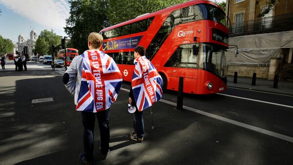 Vote leave supporters stand outside Downing Street in London, Britain June 24, 2016 after Britain voted to leave the European Union - Sputnik International