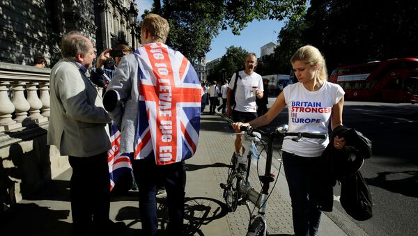 A vote remain supporter walks past a vote leave supporter outside Downing Street in London, Britain June 24, 2016 after Britain voted to leave the European Union. - Sputnik International