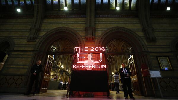 Security guards stand guard at the doors of the announcement hall in Manchester Town Hall , northwest England on June 23, 2016 - Sputnik International