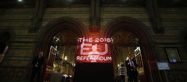Security guards stand guard at the doors of the announcement hall in Manchester Town Hall , northwest England on June 23, 2016 Security guards stand guard at the doors of the announcement hall in Manchester Town Hall , northwest England on June 23, 2016 - Sputnik International