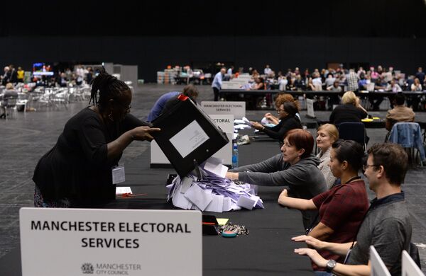 Election workers in the United Kingdom counting ballots following the country's vote on EU membership, June 24, 2015 Election workers in the United Kingdom counting ballots following the country's vote on EU membership, June 24, 2015 - Sputnik International